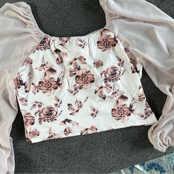 White blouse with square neck puff sleeves and fitted bustier style - Picture 3 of 3